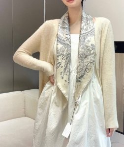 正在接通中 90方巾 16Mm顶级真丝单面面同色印花 手工卷边斜纹真丝方巾 100%桑蚕丝 这款爱马仕的经典单品展现强大而迷人的女性魅力精髓 此90方巾推陈出新