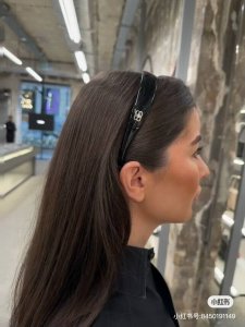 巴黎世家 Balenciaga 发捆 复古风 简单大方 大牌金质感饱满 搭配衣服超好看