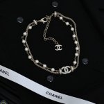 chanel--满钻双C双层珍珠颈链， 重工肖邦蛇骨跟珍珠的结合工艺非常的精致，绝对是D调中戴着华丽丽的女神范，无法抗拒