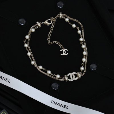 chanel--满钻双C双层珍珠颈链， 重工肖邦蛇骨跟珍珠的结合工艺非常的精致，绝对是D调中戴着华丽丽的女神范，无法抗拒
