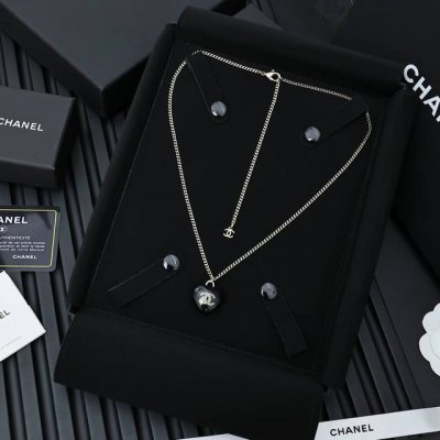 chanel黑色桃心项链、复古黑色桃心造型、超级吸睛的黑色桃心、上身佩戴非常好看而且有特色、酷酷的甜甜的辣妹风~