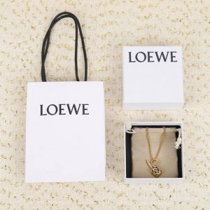 我们出品 Zp4030，量大咨询客服 Loewe菱形吊坠项链 第一眼看到立马就喜欢上了L0Ewe 罗意威 项链，Anagram缠丝立体吊坠，以及一个带有Loew