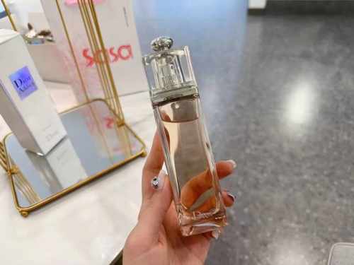 专柜品质 Dior迪奥魅惑清新淡香水 100Ml 适合人群：活泼，俏皮，时尚的年轻女性。介于女孩跟女人之间。甜美又不失优雅～这款为花果香调。 男生对香是没什么抵