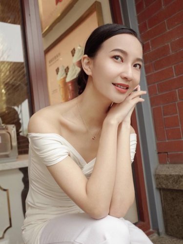 我们出品 玫瑰花项链 可以订制真金真钻，量大咨询客Fu 维多利娅 德卡斯特兰 Victoire De Castellane 设计的Couture 系列突显绽放的
