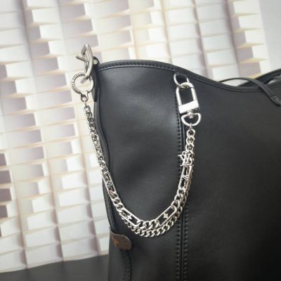 Lv Figaro 腰带链 M02216 Lvfigaro 腰带链以莹泽黄铜锻造双链设计，再令品牌经典标识巧妙嵌入链环之间。 Lv 字母装饰于一端优雅垂坠，弹簧