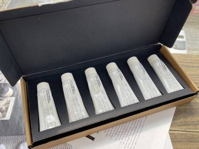 专柜品质 lelabo实验室手霜 特别推出一套香水同款护手霜限定套装护手霜 重点只有在法国当地才能买得到 Lelabo用残缺的 不规则的视觉效果突出不完美 套装