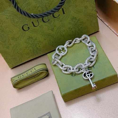 P180。 2025最新出炉 Gucci古驰手链最新款的经典款 精致无论款式 质感 都是绝对的顶尖Feel 只要看一眼就懂了 原版Logo 超 Nice 搭配衣
