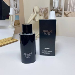 高品质/160 阿玛尼密码男士纯香水125Ml！ 以卡拉布里亚佛手柑的明亮和柑橘香调开启，带来泡腾和持久的清新感，精致的核心是树脂和鸢尾醛香调的融合，由鼠尾草强