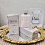 专柜品质 这款 Dior身体乳是同系列迪奥花漾甜心淡香水味道 如置身于甜蜜的初恋般温暖浪漫 闻着一种甜甜的感觉~留香无敌第二天起床都是香香甜甜的~