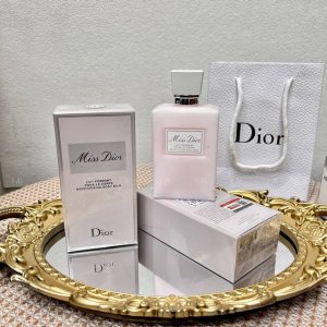 专柜品质 这款 Dior身体乳是同系列迪奥花漾甜心淡香水味道 如置身于甜蜜的初恋般温暖浪漫 闻着一种甜甜的感觉~留香无敌第二天起床都是香香甜甜的~