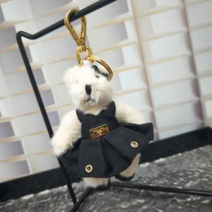 prada包包挂饰 萌趣可爱 给包包增添个性 prada 本季的包挂让人一眼倾心 或萌趣可爱 或时髦吸睛的风格 牢牢抓住了时尚爱好者的眼球 让你的包包从此有了个