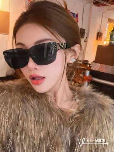 Versace-范思哲 . 宝丽来树脂偏光镜片 . Tr90镜架轻便佩戴舒适 . Size 58-17-142， . 款太阳镜减轻强光负担，遮挡有害光线防辐射，