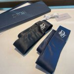 爆款到Do家新款领带 Dior男士 D家Logo系列领带 稀有展现精湛手工与时尚优雅的理想选择 这款采用Do家最经典极具标志性Logo提花制成的领带 以同色调手