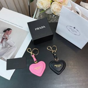 新品 -配prada全套包装 -普拉达prada 520桃心爱心挂件 包挂 -经典原创设计 采用牛皮革精心制作 饰以经典的缉面线 搭配金色饰面金属