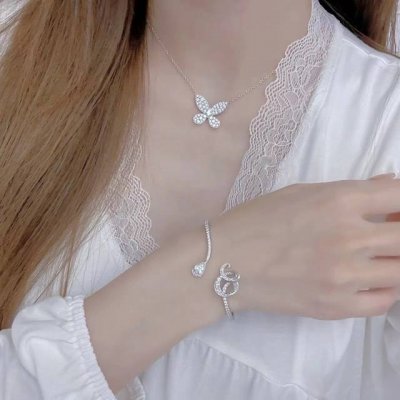 黄钻 白钻 我们出品 大号缱绻蝴蝶项链 可订做18K真金真钻版 只做对版真金货 价询客Fu 迷你缱绻蝴蝶吊坠配以一条精致的白金项链 展现蝴蝶展翅时的优美轮廓 吊