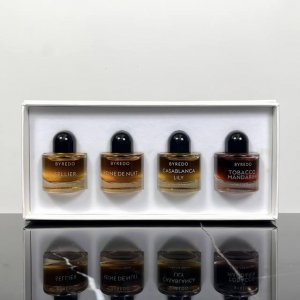 专柜品质 百瑞德夜幕香水小样四件套 配送礼袋20*10Ml喷百瑞德香水高端线浓香夜幕系列！味道：夜面纱，卡萨布兰卡百合，夜皇后 暗夜女王 ，烟蕴橙香 无人区夜幕