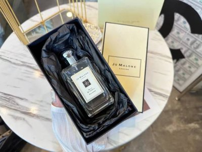 专柜品质 祖马龙 蓝风铃 每个plmm每个女生都应该有的一瓶香水 它配得起当你的第一瓶香水 而且不管是送给朋友做生日礼物还是自用都非常的合适 她真的是一款虽然大