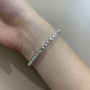 tiffany蒂芙尼扣环扣四方盒手链 ，男女可配戴可盐可甜，光泽感强，是那种简单又能加分的没错了，日常通勤百搭，不挑人每一个链环处的衔接设计得都很灵巧，不会有轻