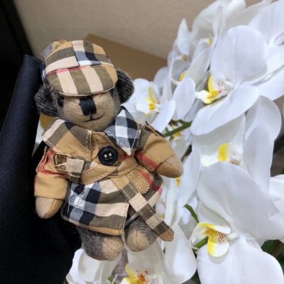 Burberry代工厂p小熊挂件，巴宝莉披丝巾泰迪熊钥匙扣挂件 温柔到心里 准备已久、精致自留 ！ 内部填充物与专柜一致，手感真的很赞五金扣全部采用电镀工艺，四