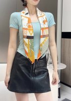 手工丝印工艺 hermes 王者之虎的旋转木马90Cm 丝巾 在复古风格的马戏帐篷下 一场趣味横生的游乐会正在上演 动物们围绕着表演场地欢快腾跃 穿梭于五彩斑斓