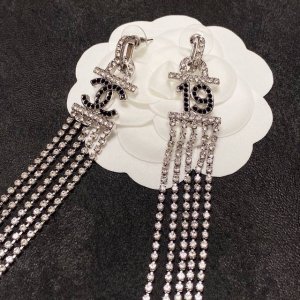 小香 Chanel钻流苏长款耳钉 火爆新品 个性时尚 耳钉 代购级别 一比一品质 优雅大方精工设计 非常修饰脸型 青春活力 一眼就被这款吸引了 非常漂亮的颜色搭