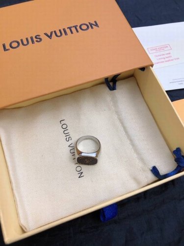 新款 火爆 大气 Lv 戒指Louis Vuitton横扫时尚界 走秀款 街拍 经典元素独特见解 高端精致 值得你拥有值得你拥有 Lv 皮搭配 女人味十足 品质
