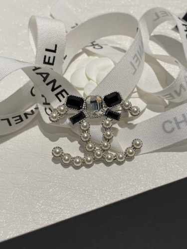 编号Xxz0224 Ch*Nel最新款蝴蝶结胸针 一致Zp黄铜材质 Ch Nel 23K 黑白 蝴蝶结 胸针 珍珠和水钻都是使用施华洛世奇 细节拉满 水晶和五金
