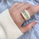 小香风Chanel字母双C高品质进口亚克力造型戒指！夏天必备款一戴就忍不住想夸的一款，带Logo简约的设计，超精致又显手白，简直爱了！又可以跟其他款式叠搭一起，