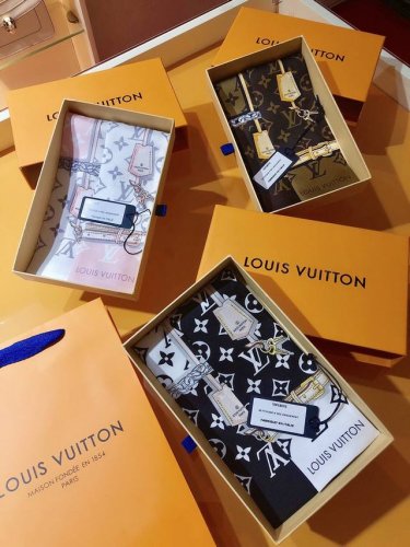 plv2217最强 Lv超经典 Monogram Confidential 束发带 此款丝质束发带以Monogram花纹为背景 印有标志性的路易威登设计元素 皮