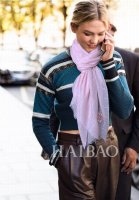 香奈儿最新款羊绒长围巾给意大利专柜的特供货。羊绒工坊的Buling闪闪。我该怎样描述她的工艺呢，方格纹路，每一根纱线镶嵌Buling珠片，正反面工艺呈现出纺织品