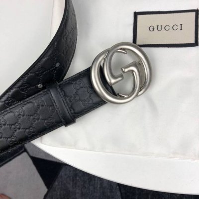 Gucci 互扣式双G带扣腰带，采用热压印技术的Gucci Signature皮革精制而成，触感厚实，印花图案清晰分明。内衬头层磨砂皮底，宽度3.8Cm，手感超
