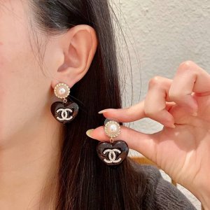 chanel香奈儿 中古 耳环小香家的款式真心无需多介绍每一款都超好看，精致大方，非常显气质.