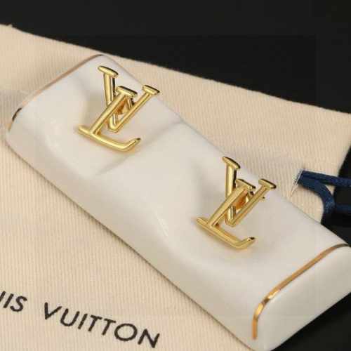 Lv黄金色字母耳钉 路易威登个性 带来时髦、有趣的视觉，明亮式切割工艺使表面抛光非常靓丽360度绚丽夺目 方方面面都很到位整体设计简约、辨识度高搭配起来典雅 大