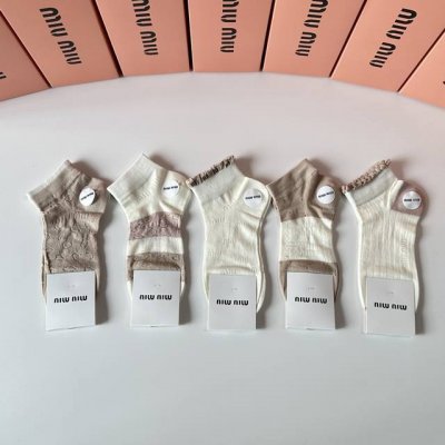 特 配包装 miumiu 缪缪 新款经典中短袜堆堆袜袜子 一盒五双 专柜同步筒袜袜子 大牌出街 潮人必备超好搭
