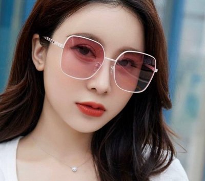 Gucci 2025开春新款 最新款方框太阳镜 各路网红纷纷带起气场满分 俏皮甜美.上脸效果更佳.金属质感超好 型号：G22201