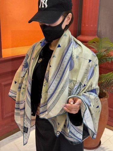 双面同色 原单Lv140Cm丝绒方巾， 热气球 ，本款方巾全新加入 U价 And Away 系列，致意路易威登的旅行传承。丝印工艺刻画丰富细节，描绘 Monog