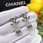 编号Xed0133 Chanel 小香扣镶钻双C锁头耳钉 高端品质 专柜同材质 真正黄铜 离子电镀 925银针 独家实拍图做工精致细腻 重工版本 超级仙女唯美的