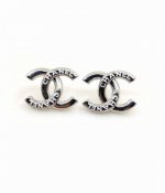 chanel 最新款白金白色字母耳钉 一致Zp黄铜材质