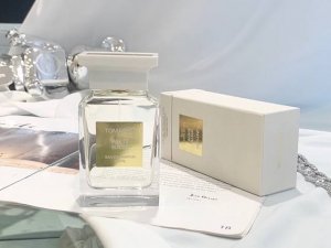 专柜品质 tf白麝香 有底气有实力的女人香 Tf家最爱的香水 就是这款白麝香 也叫暗麝心魄 限量版透明的瓶身比黑瓶更能表达出它的气质 白色 透明和金色 第一眼就