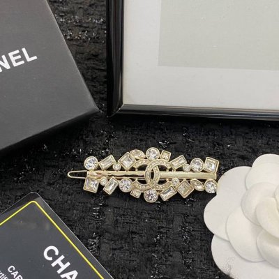 香奈儿发夹热销款火爆上新一致Zp Chanel22高级手工坊浅金水钻发夹 大小形状不一的水钻镶嵌着，像散落人间的星星 气质优雅，穿搭必备心机小单品