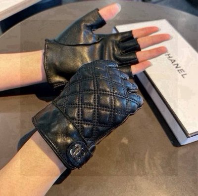 香奈儿新品短款手套，时尚机车手套，秋冬新品布内里，时尚上手超舒适柔软、百搭！集美女神必备配盒子码数Ml