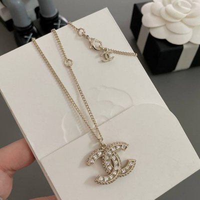 高品质 细节如图 项链 香圆钻项链 耳钉 太美太美了，一定要整套入！ 耳环 耳钉 这款做的人特别多，But，没人做得对！Z在钻跟钻中间都是有珐琅的工艺，而且背面