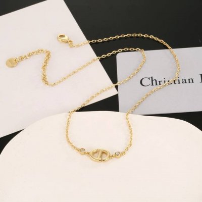 项链 手链 最新 迪奥火爆 各路网红同款，爆 Dior 系列，Cd字母项链官网最新 同步 Dior 专柜一致材质 无死角的美！