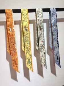 phms2431 爱马仕新款Twilly 巴黎爱犬 顶级斜纹真丝打造 超精细的印花 字迹非常清晰 绝对是送礼自用的首选丝带既可绕于颈间 亦可缠于腕部 腰部 同样