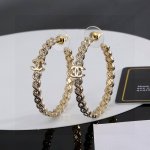 chanel 香奈儿经典双C双面珍珠耳钉 这款随意搭配都是非常好看百搭时尚单品 日常款 很修饰脸型 很上档次的 很优雅气质 耳环