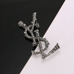 圣罗兰Ysl 胸针 经典奢侈 时尚百搭 犹如酒会礼服一般 绚烂多姿 经典 最具个性魅力象征永远的不变的情怀 代表着经典和永恒 秉承圣罗兰的传统 特别的闪~胸针