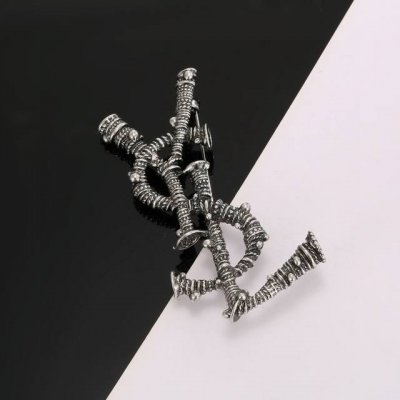 圣罗兰Ysl 胸针 经典奢侈 时尚百搭 犹如酒会礼服一般 绚烂多姿 经典 最具个性魅力象征永远的不变的情怀 代表着经典和永恒 秉承圣罗兰的传统 特别的闪~胸针
