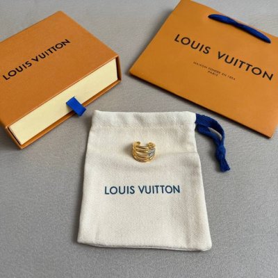 新款原单货Lv 戒指Louis Vuitton 路易威登 戒指专柜一致材质 火爆款出货 设计独特 复古前卫 男神、美女必备。