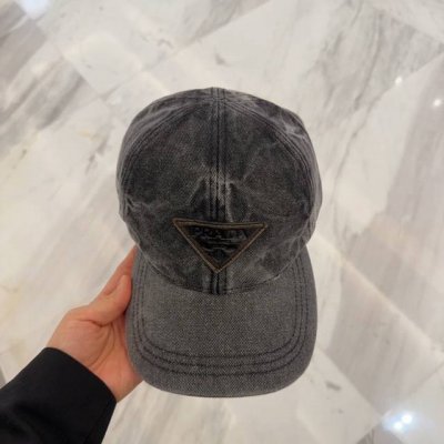 普拉达刺绣字母棒球帽 设计感超强，让人耳目一新 头型非常好，可以修饰各种头型，实力百搭款