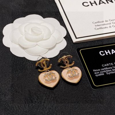 Chanel 香奈儿经典淡粉色爱心双C耳钉 这款随意搭配都是非常好看百搭时尚单品 日常款 很修饰脸型 很上档次的 很优雅气质 香香的耳钉实在是太精致了 淑女大气